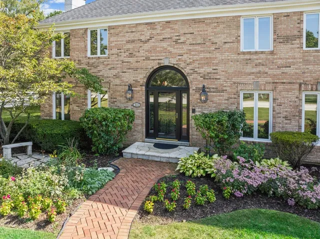 $979,000 | 304 Surrey Lane, Lincolnshire, IL 60045