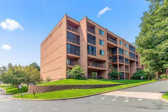 $204,900 | 3320 Louisiana Avenue South, Unit 112, St. Louis Park, MN 55426