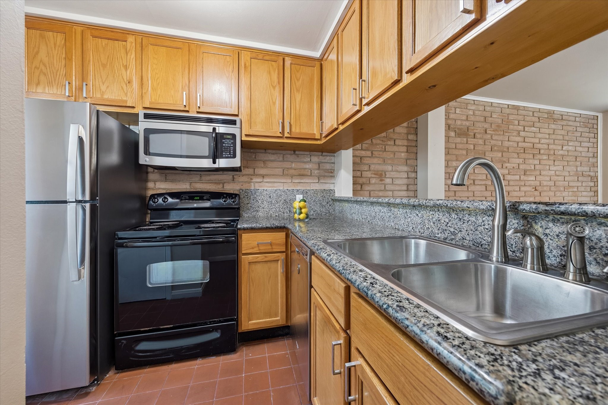 1205 Autrey Street, Unit 9 Houston, TX 77006 - Photo 11 of 32 New refrigerator installed with icemaker.