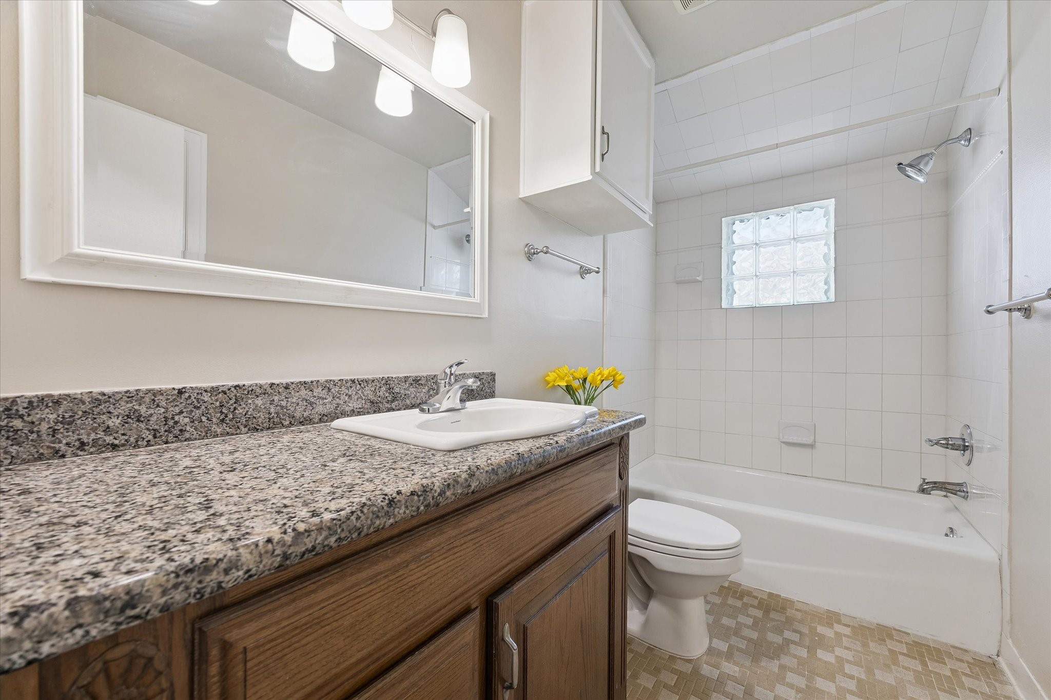 1205 Autrey Street, Unit 9 Houston, TX 77006 - Photo 5 of 32 Full bathroom.