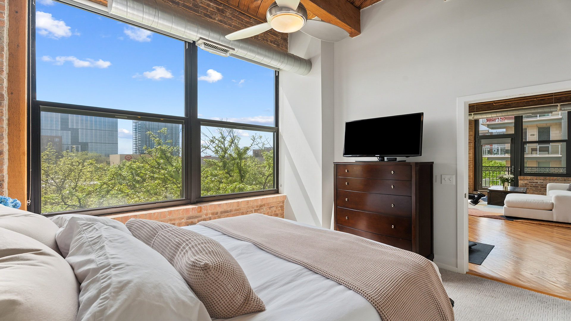 1040 West Adams Street, Unit 372 Chicago, IL 60607 - Photo 13 of 28 Gallery Image 13
