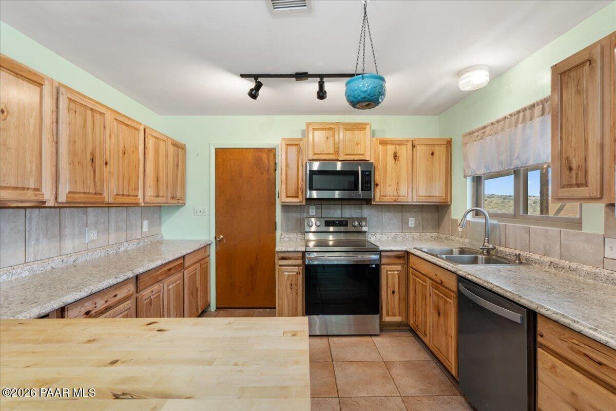 17829 East Jackrabbit Road Mayer, AZ 86333 - Photo 8 of 25 09-Kitchen
