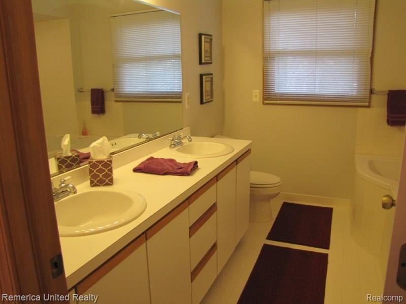23101 Farmington Road, Unit 2 Farmington, MI 48336 - Photo 20 of 28 IMG_0447.JPG