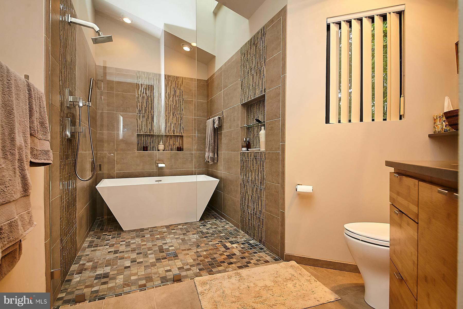 2265 Compass Point Lane Reston, VA 20191 - Photo 16 of 30 a bathroom with a bathtub and toilet
