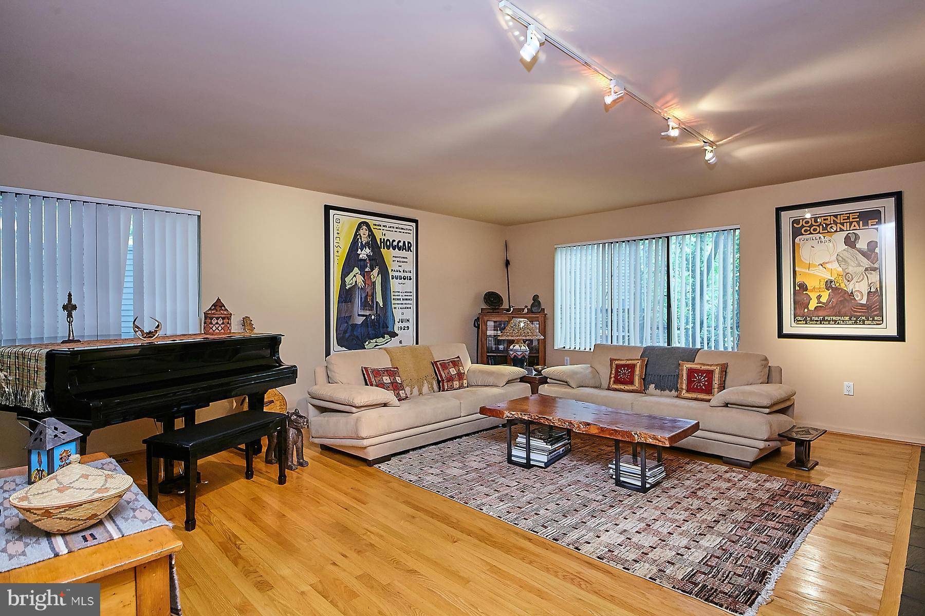2265 Compass Point Lane Reston, VA 20191 - Photo 6 of 30 a living room with furniture and a rug