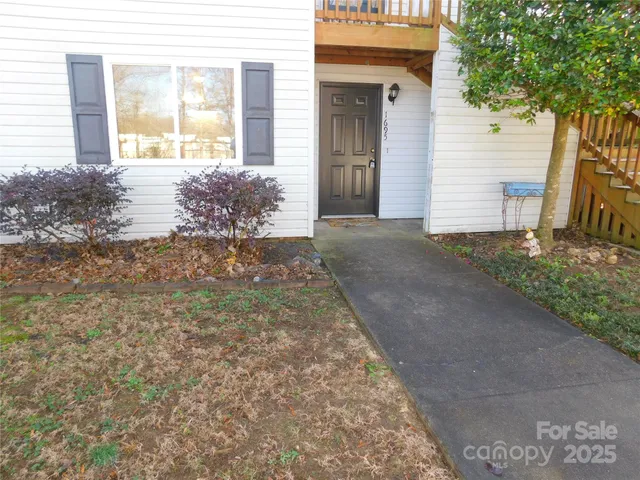 a view of a house with backyard and garden