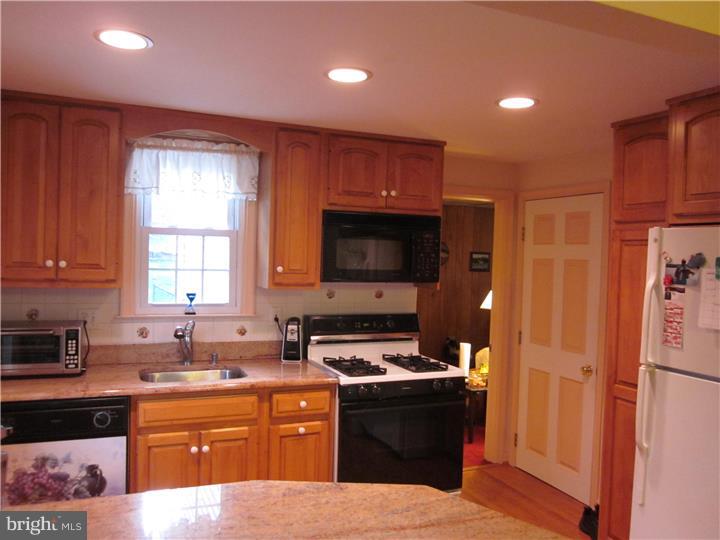 113 Haverford Road Folsom, PA 19033 - Photo 6 of 20 Kitchen