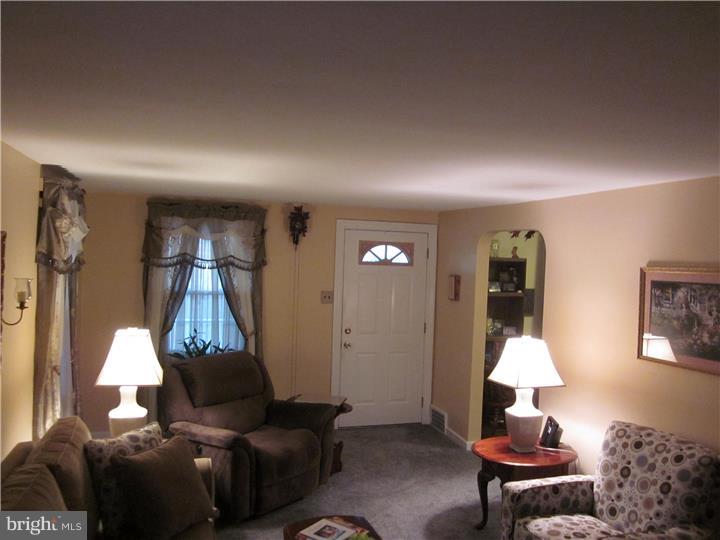 113 Haverford Road Folsom, PA 19033 - Photo 9 of 20 Living Room