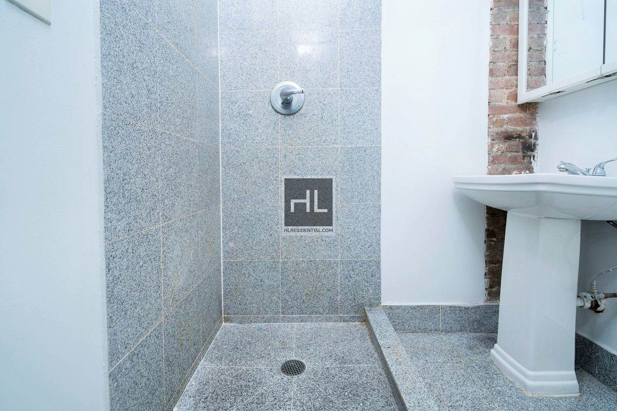 21 Adelphi Street, Unit 3R Brooklyn, NY 11205 - Photo 5 of 16 a bathroom with a shower