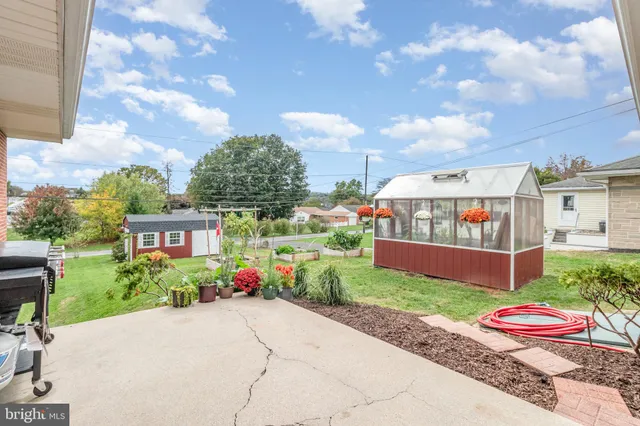 a front view of house with yard