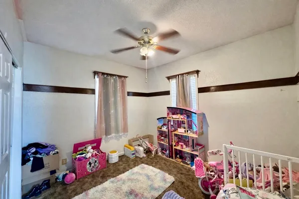 a view of a house with backyard