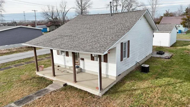 $79,500 | 1201 East Bond Street, Benton, IL 62812