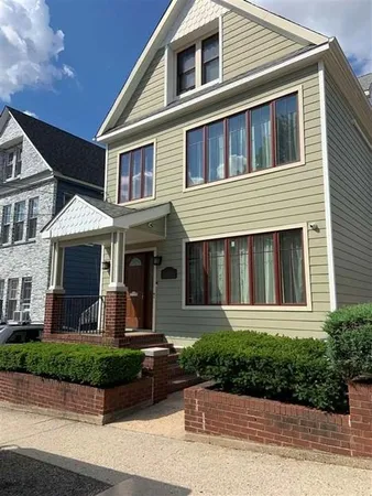 $1,425 | 334 B Stegman Parkway, Jersey City, NJ 07305
