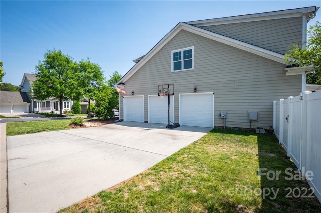 6009 Daphne Circle Fort Mill, SC 29708 - Photo 37 of 43 a backyard of a house with yard and garage