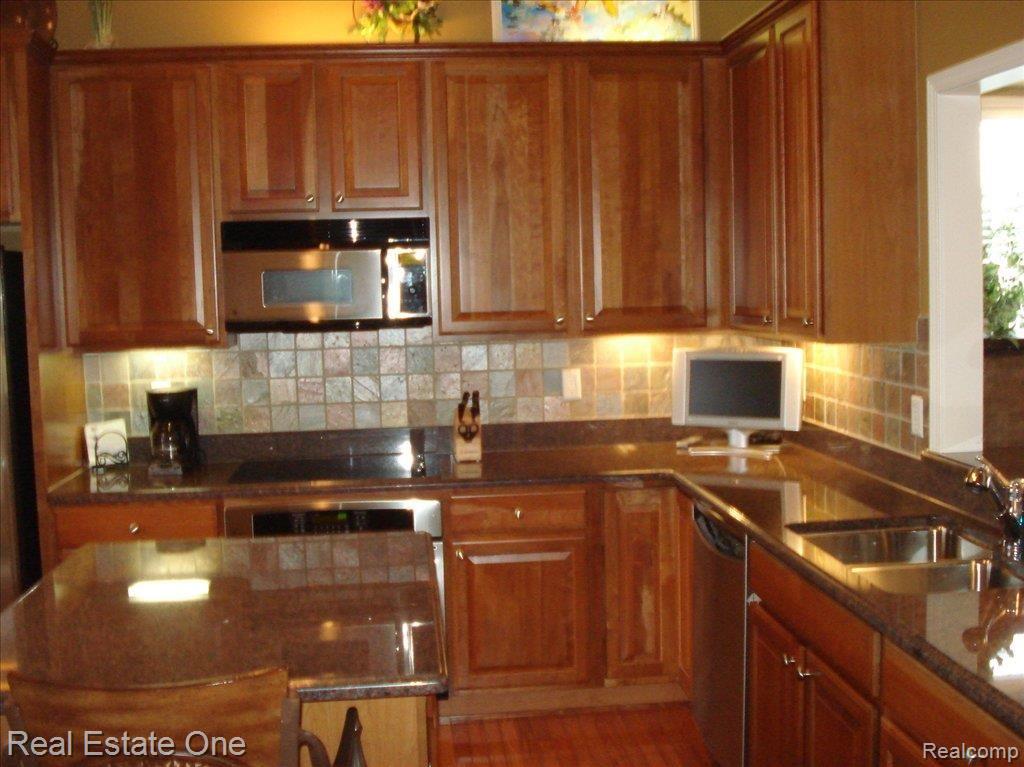 5210 Belmonte Drive, Unit 20 Rochester, MI 48306 - Photo 5 of 25 Granite cherry kitchen