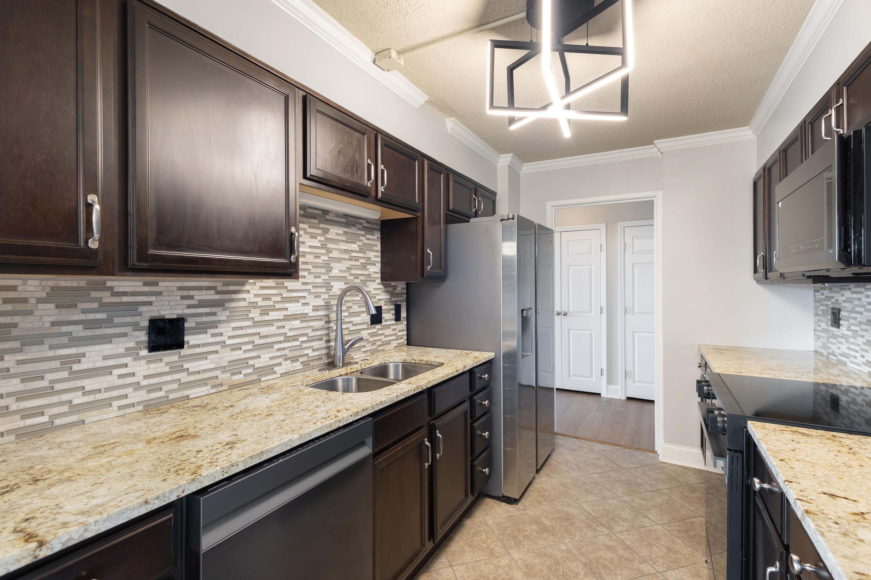 1131 Stringers Ridge Road, Unit 9J Chattanooga, TN 37405 - Photo 9 of 47 Kitchen