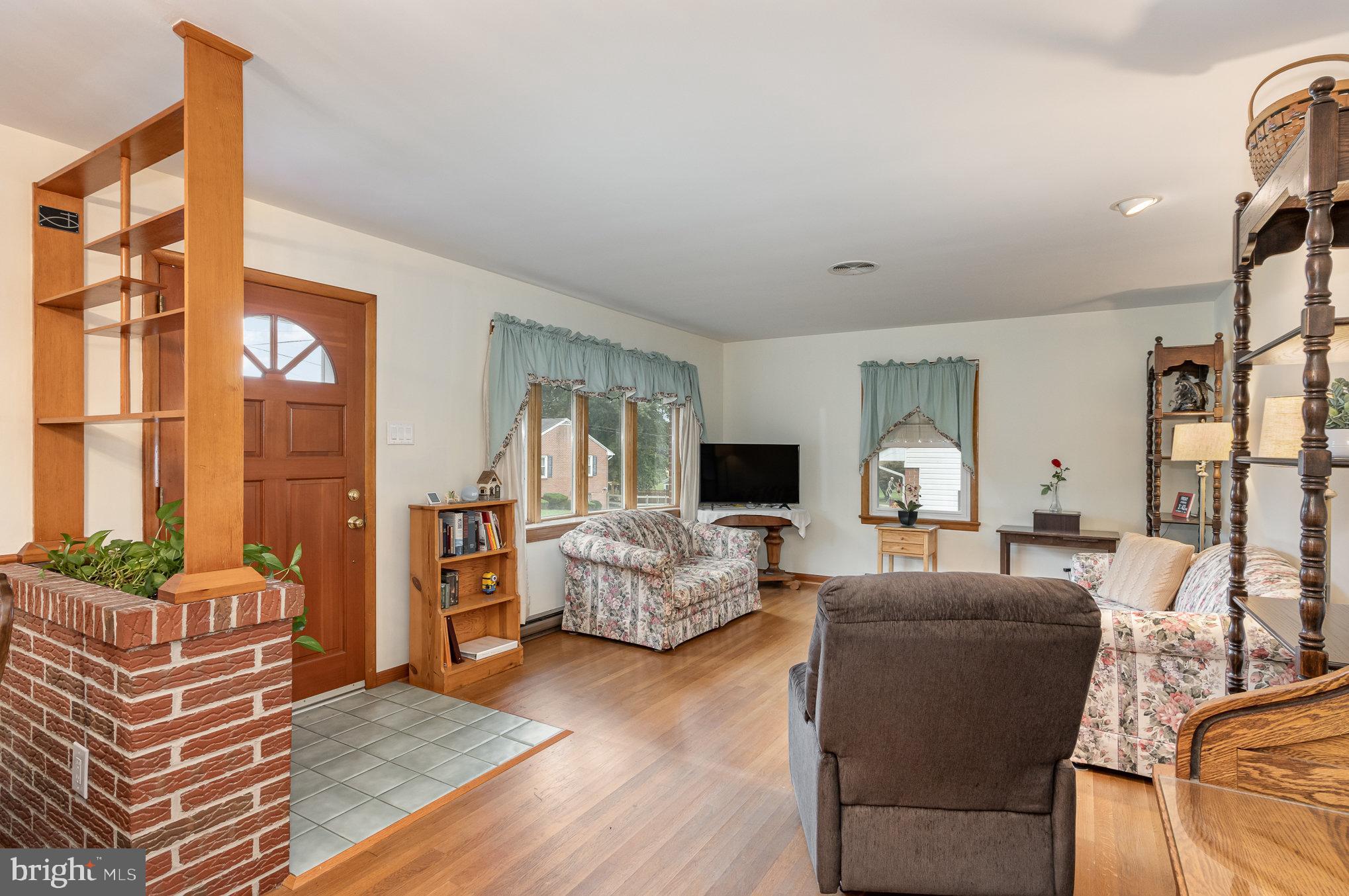 81 George Street Taneytown, MD 21787 - Photo 6 of 30 Living Room