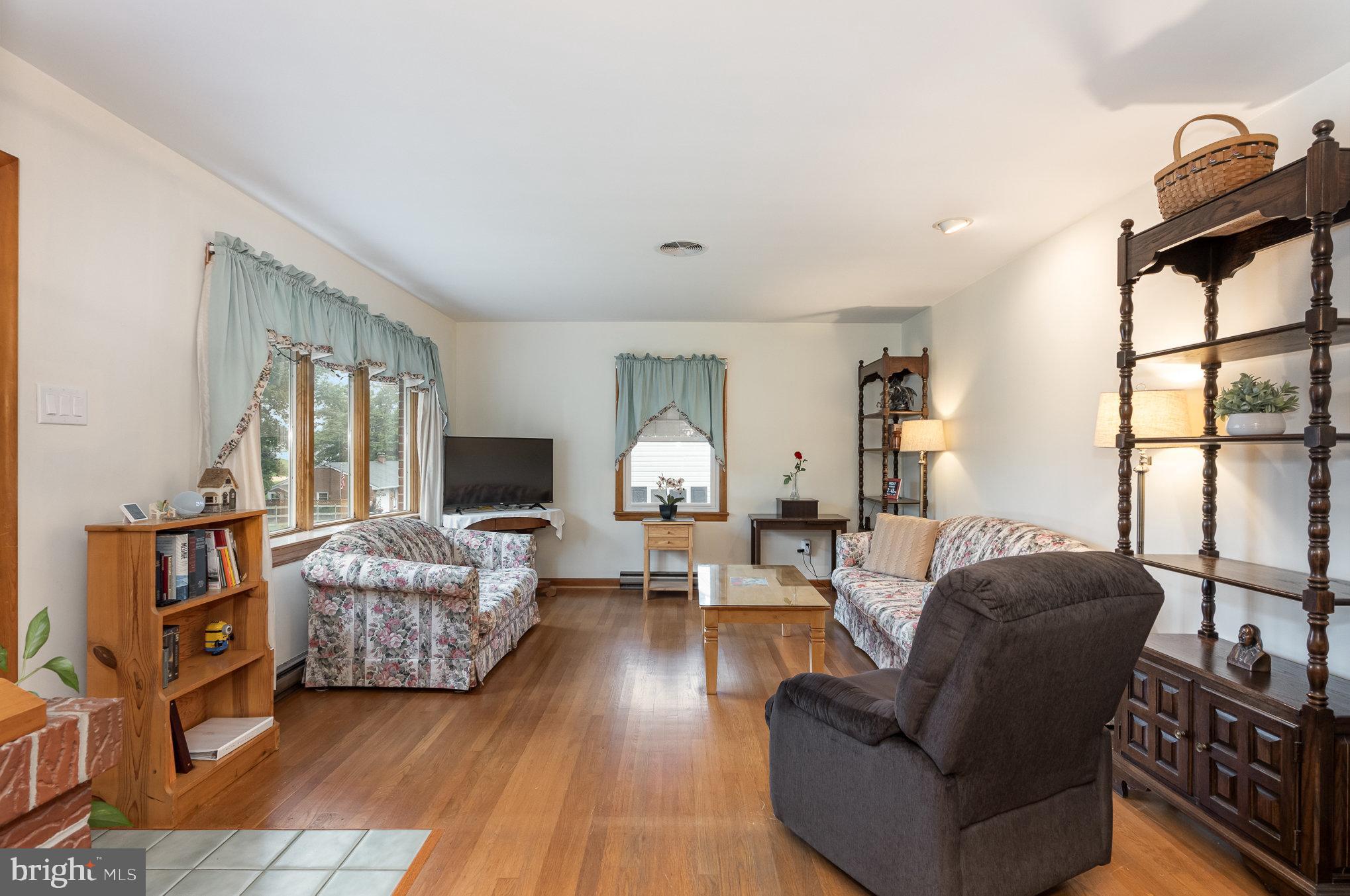 81 George Street Taneytown, MD 21787 - Photo 8 of 30 Living Room