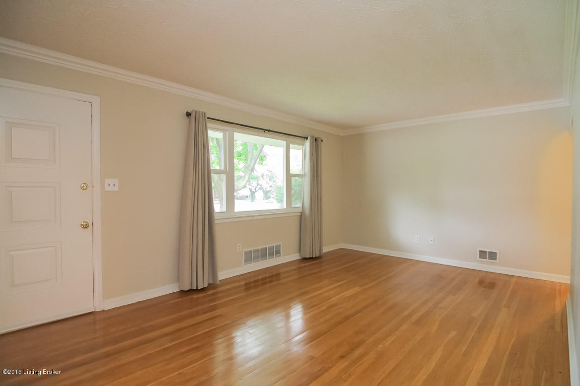2034 Lynn Lea Road Louisville, KY 40216 - Photo 7 of 34 0022
