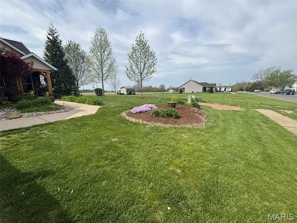 $415,000 | 18074 West Oxford Road, Staunton, IL 62088