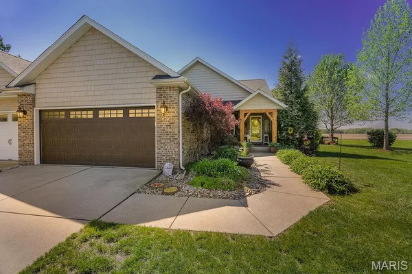 $415,000 | 18074 West Oxford Road, Staunton, IL 62088