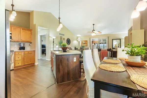 $415,000 | 18074 West Oxford Road, Staunton, IL 62088