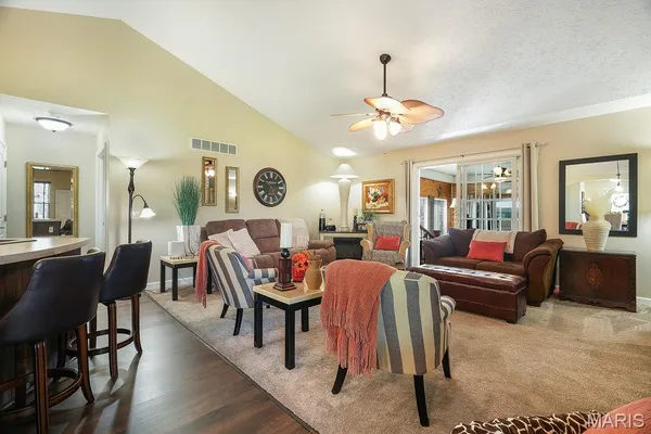 $415,000 | 18074 West Oxford Road, Staunton, IL 62088