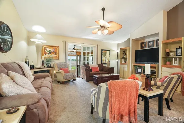$415,000 | 18074 West Oxford Road, Staunton, IL 62088