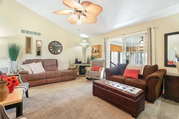 $415,000 | 18074 West Oxford Road, Staunton, IL 62088