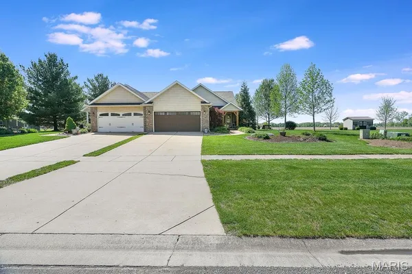 $415,000 | 18074 West Oxford Road, Staunton, IL 62088