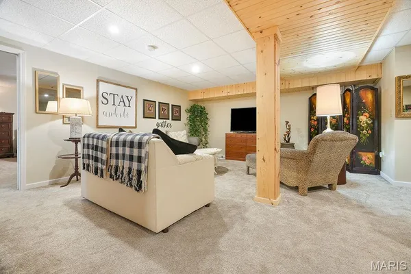 $415,000 | 18074 West Oxford Road, Staunton, IL 62088