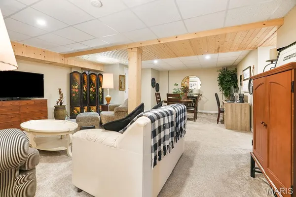 $415,000 | 18074 West Oxford Road, Staunton, IL 62088