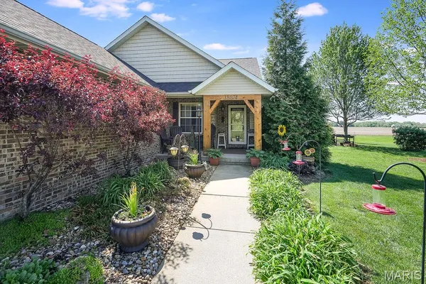 $415,000 | 18074 West Oxford Road, Staunton, IL 62088
