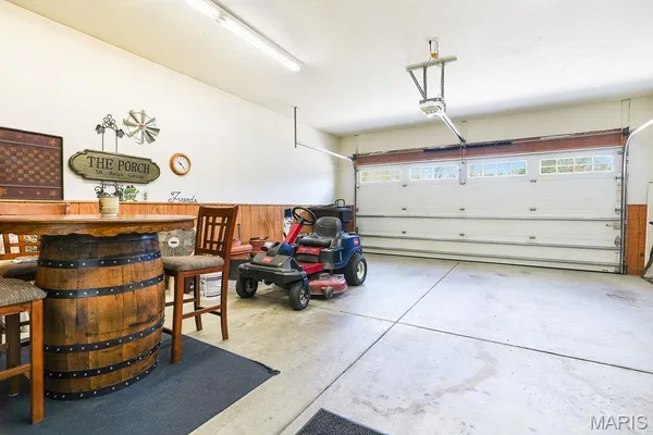 $415,000 | 18074 West Oxford Road, Staunton, IL 62088