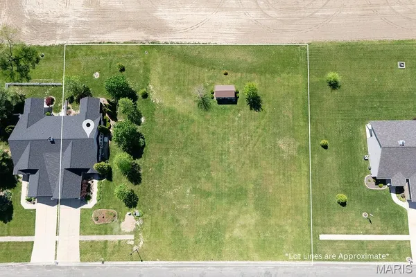$415,000 | 18074 West Oxford Road, Staunton, IL 62088