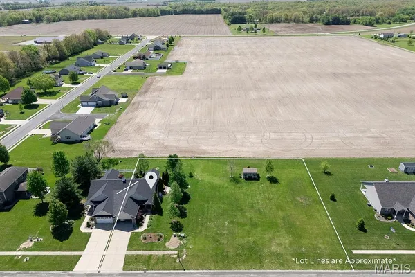 $415,000 | 18074 West Oxford Road, Staunton, IL 62088