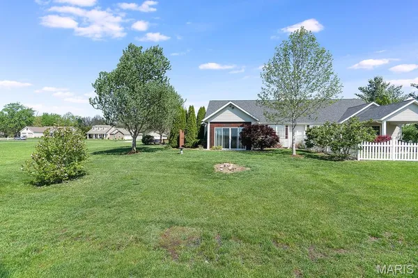 $415,000 | 18074 West Oxford Road, Staunton, IL 62088