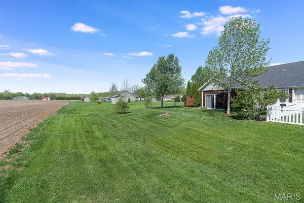 $415,000 | 18074 West Oxford Road, Staunton, IL 62088