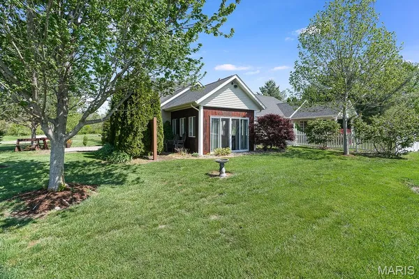 $415,000 | 18074 West Oxford Road, Staunton, IL 62088