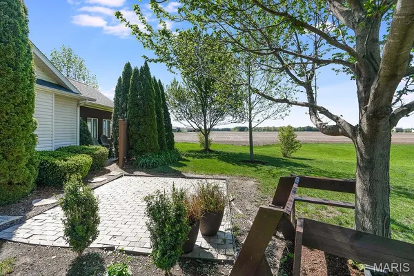 $415,000 | 18074 West Oxford Road, Staunton, IL 62088