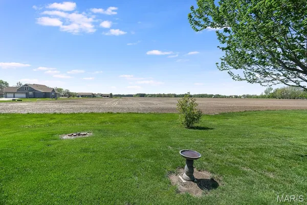 $415,000 | 18074 West Oxford Road, Staunton, IL 62088