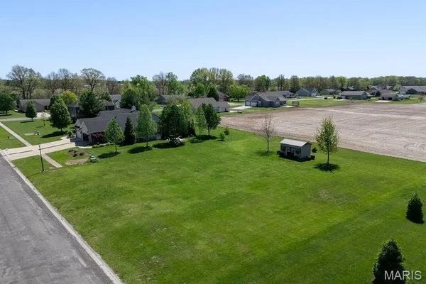 $415,000 | 18074 West Oxford Road, Staunton, IL 62088