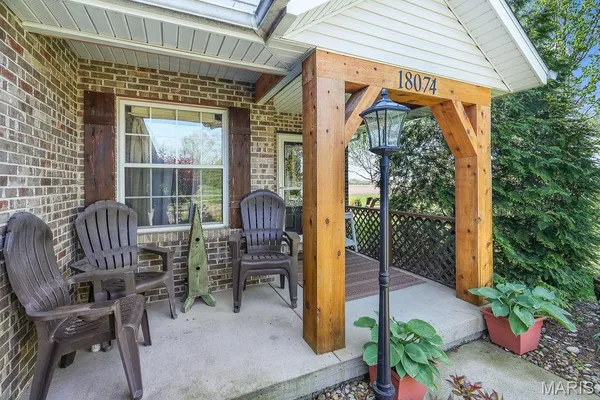 $415,000 | 18074 West Oxford Road, Staunton, IL 62088