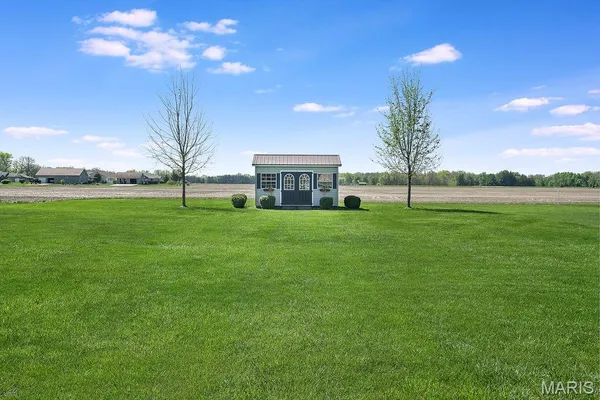 $415,000 | 18074 West Oxford Road, Staunton, IL 62088