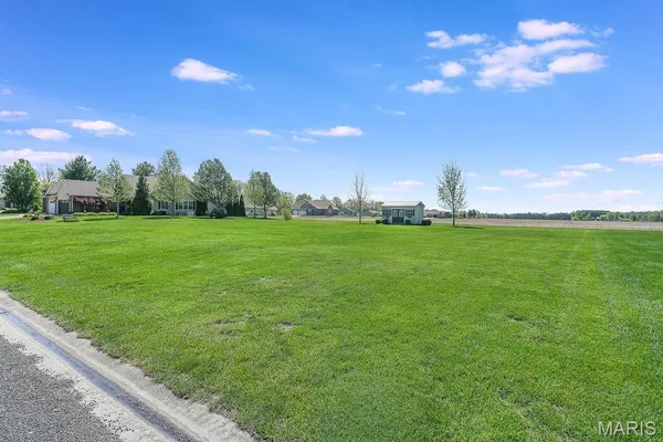 $415,000 | 18074 West Oxford Road, Staunton, IL 62088