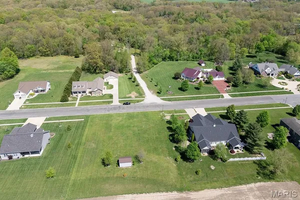 $415,000 | 18074 West Oxford Road, Staunton, IL 62088