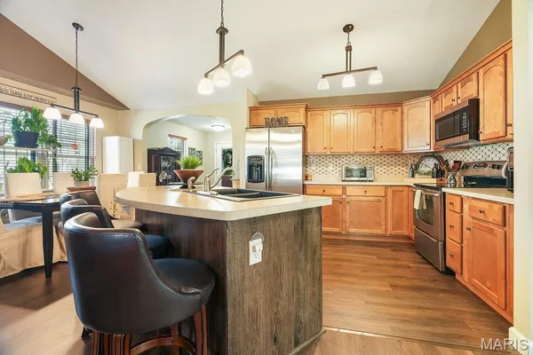 $415,000 | 18074 West Oxford Road, Staunton, IL 62088