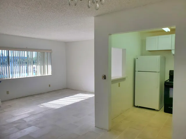 $1,500 | 2200 Springdale Boulevard, Unit 306, Palm Springs, FL 33461