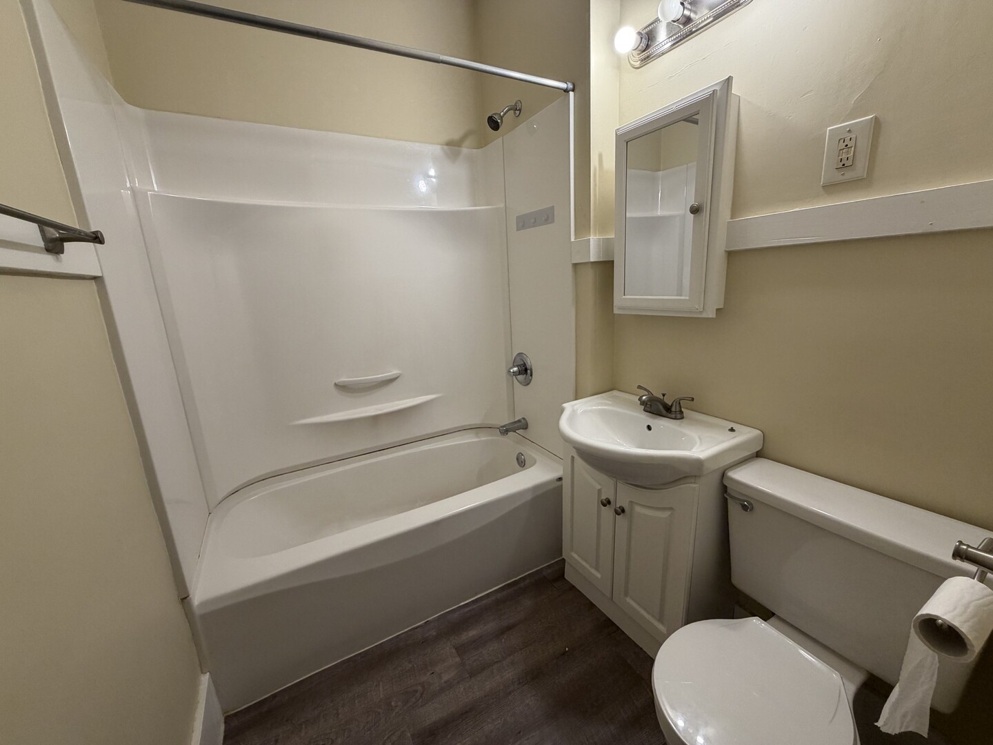 705 West Olive Street Bloomington, IL 61701 - Photo 15 of 32 a bathroom with a sink a toilet and shower