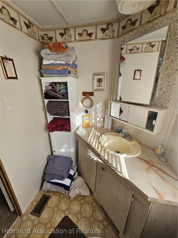 7959 Elliott Road Sebring, FL 33876 - Photo 11 of 31 a bathroom with a granite countertop sink a toilet and bathtub